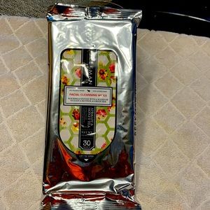 Berkman facial cleansing wipes recording honey tea